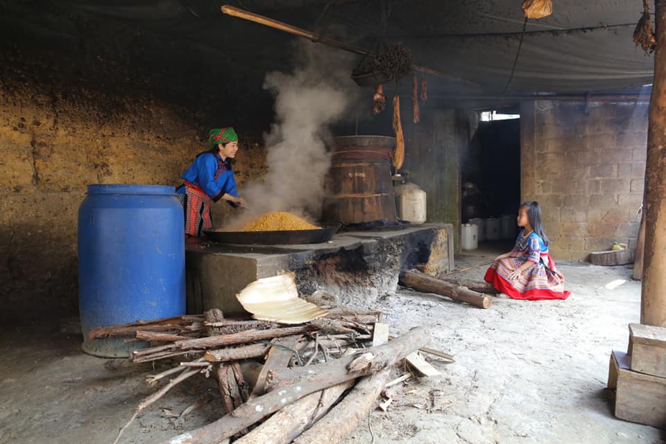 Sapa tour by train with Bac Ha market & villages